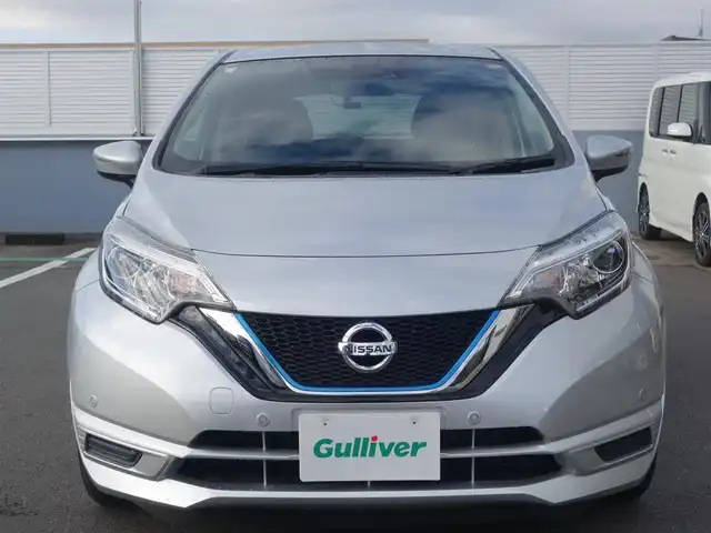 日産 ノート e－パワー X 静岡県 2020(令2)年 3.1万km ブリリアントシルバー 車検R9年2月26日まで/禁煙車/ディーラーオプションナビ（MM319D-W)/　　CD/DVD/BT/AUX/SD/フルセグTV/バックカメラ/純正前方ドライブレコーダー（DJ4-D）/インテリジェントエマージェンシーブレーキ/車線逸脱警報/踏み間違い衝突防止/フロント・バックソナー/LEDヘッドランプ/オートライト/ハイビームアシスト/プッシュスタート/スマートキー/純正フロアマット/取扱説明書/保証書