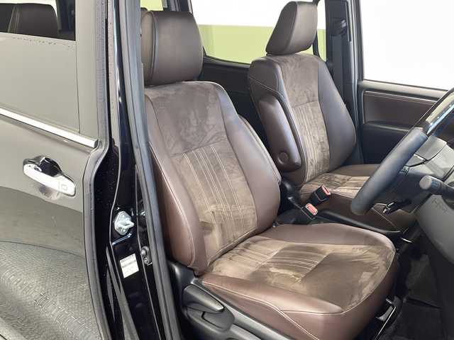 トヨタ エスクァイア Gi プレミアムパッケージ 千葉県 2018(平30)年 2.1万km スパークリングブラックパールクリスタルシャイン 純正SDナビ/（CD/DVD/フルセグTV/Bluetooth/MSV/SD）/バックカメラ/トヨタセーフティセンス/・プリクラッシュセーフティ/・車線逸脱警報/・オートマチックハイビーム/・先行車発進告知機能/クルーズコントロール/ビルトインETC/両側パワースライドドア/前後ドライブレコーダー/前席シートヒーター/禁煙車/オートライト/LEDヘッドライト/横滑り防止装置/フォグランプ/スマートキー/プッシュスタート/アイドリングストップ/革巻きステアリング/ウィンカーミラー/純正15インチアルミホイール/社外フロアマット