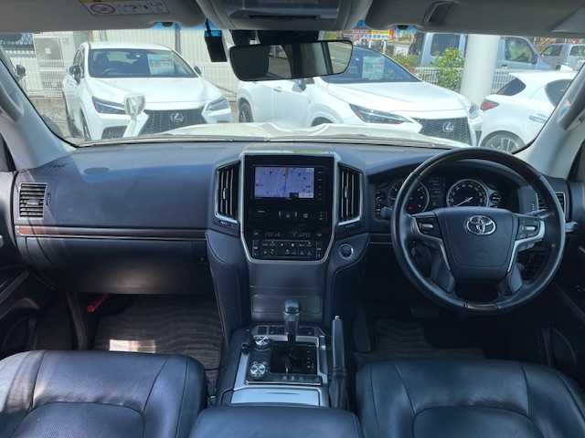 トヨタ ランドクルーザー AX Gセレクション 三重県 2018(平30)年 6.2万km ホワイトパールクリスタルシャイン セーフティセンス/・プリクラッシュセーフティシステム/・レーンディパーチャーアラート/・オートマチックハイビーム/・レーダークルーズコントロール/1オーナー/4WD/社外SDナビ/フルセグTV/【CD/DVD/SD/Bluetooth】/バックカメラ/ビルトインETC/ドライブレコーダー/ブラックレザーシート/D/N席パワーシート/1列目/2列目シートヒーター/ステアリングヒーター/オートライト/LEDヘッドランプ/285/60R18インチ純正AW/【社外AW/スタッドレス積込】/ルーフレール/プッシュスタート/スマートキー/スペアキー/純正フロアマット