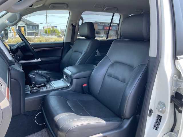 トヨタ ランドクルーザー AX Gセレクション 三重県 2018(平30)年 6.2万km ホワイトパールクリスタルシャイン セーフティセンス/・プリクラッシュセーフティシステム/・レーンディパーチャーアラート/・オートマチックハイビーム/・レーダークルーズコントロール/1オーナー/4WD/社外SDナビ/フルセグTV/【CD/DVD/SD/Bluetooth】/バックカメラ/ビルトインETC/ドライブレコーダー/ブラックレザーシート/D/N席パワーシート/1列目/2列目シートヒーター/ステアリングヒーター/オートライト/LEDヘッドランプ/285/60R18インチ純正AW/【社外AW/スタッドレス積込】/ルーフレール/プッシュスタート/スマートキー/スペアキー/純正フロアマット