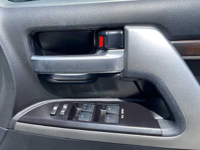 トヨタ ランドクルーザー AX Gセレクション 三重県 2018(平30)年 6.2万km ホワイトパールクリスタルシャイン セーフティセンス/・プリクラッシュセーフティシステム/・レーンディパーチャーアラート/・オートマチックハイビーム/・レーダークルーズコントロール/1オーナー/4WD/社外SDナビ/フルセグTV/【CD/DVD/SD/Bluetooth】/バックカメラ/ビルトインETC/ドライブレコーダー/ブラックレザーシート/D/N席パワーシート/1列目/2列目シートヒーター/ステアリングヒーター/オートライト/LEDヘッドランプ/285/60R18インチ純正AW/【社外AW/スタッドレス積込】/ルーフレール/プッシュスタート/スマートキー/スペアキー/純正フロアマット