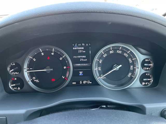 トヨタ ランドクルーザー AX Gセレクション 三重県 2018(平30)年 6.2万km ホワイトパールクリスタルシャイン セーフティセンス/・プリクラッシュセーフティシステム/・レーンディパーチャーアラート/・オートマチックハイビーム/・レーダークルーズコントロール/1オーナー/4WD/社外SDナビ/フルセグTV/【CD/DVD/SD/Bluetooth】/バックカメラ/ビルトインETC/ドライブレコーダー/ブラックレザーシート/D/N席パワーシート/1列目/2列目シートヒーター/ステアリングヒーター/オートライト/LEDヘッドランプ/285/60R18インチ純正AW/【社外AW/スタッドレス積込】/ルーフレール/プッシュスタート/スマートキー/スペアキー/純正フロアマット