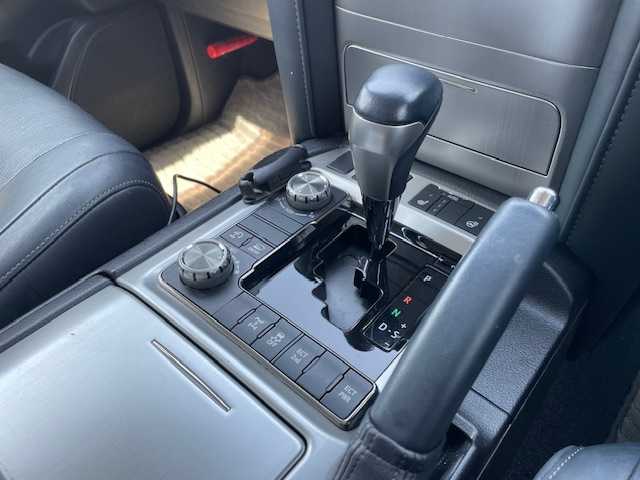 トヨタ ランドクルーザー AX Gセレクション 三重県 2018(平30)年 6.2万km ホワイトパールクリスタルシャイン セーフティセンス/・プリクラッシュセーフティシステム/・レーンディパーチャーアラート/・オートマチックハイビーム/・レーダークルーズコントロール/1オーナー/4WD/社外SDナビ/フルセグTV/【CD/DVD/SD/Bluetooth】/バックカメラ/ビルトインETC/ドライブレコーダー/ブラックレザーシート/D/N席パワーシート/1列目/2列目シートヒーター/ステアリングヒーター/オートライト/LEDヘッドランプ/285/60R18インチ純正AW/【社外AW/スタッドレス積込】/ルーフレール/プッシュスタート/スマートキー/スペアキー/純正フロアマット