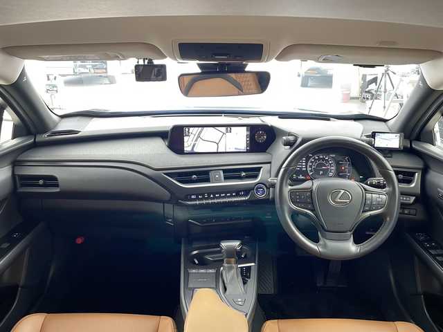 レクサス ＵＸ 250h バージョンC 兵庫県 2019(平31)年 5.6万km グラファイトブラックガラスフレーク ・Lexus Safety System ＋/・プリクラッシュセーフティ/・レーントレーシングアシスト/・オートマチックハイビーム/・アダプティブハイビーム/・ロードサインアシスト/・先行車発進告知/・ブラインドスポットモニター/・パノラミックビューモニター/・3眼LEDヘッドライト/・スマートエントリー/・ヘッドアップディスプレイ/・10.3インチワイドディスプレイ/・純正ナビ/CD/DVD/BT/Miracast/TV/・ビルトインETC2.0/・革シート/・前席シートヒーター/・前席パワーシート/・パワーバックドア/・TRDエアロ/・前後ドライブレコーダー/・純正17インチアルミホイール/・パーキングサポートブレーキ