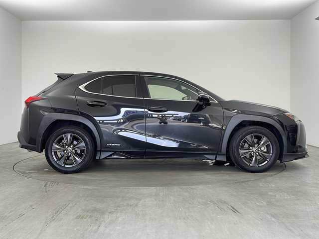 レクサス ＵＸ 250h バージョンC 兵庫県 2019(平31)年 5.6万km グラファイトブラックガラスフレーク ・Lexus Safety System ＋/・プリクラッシュセーフティ/・レーントレーシングアシスト/・オートマチックハイビーム/・アダプティブハイビーム/・ロードサインアシスト/・先行車発進告知/・ブラインドスポットモニター/・パノラミックビューモニター/・3眼LEDヘッドライト/・スマートエントリー/・ヘッドアップディスプレイ/・10.3インチワイドディスプレイ/・純正ナビ/CD/DVD/BT/Miracast/TV/・ビルトインETC2.0/・革シート/・前席シートヒーター/・前席パワーシート/・パワーバックドア/・TRDエアロ/・前後ドライブレコーダー/・純正17インチアルミホイール/・パーキングサポートブレーキ