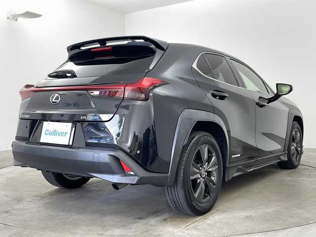 レクサス ＵＸ 250h バージョンC 兵庫県 2019(平31)年 5.6万km グラファイトブラックガラスフレーク ・Lexus Safety System ＋/・プリクラッシュセーフティ/・レーントレーシングアシスト/・オートマチックハイビーム/・アダプティブハイビーム/・ロードサインアシスト/・先行車発進告知/・ブラインドスポットモニター/・パノラミックビューモニター/・3眼LEDヘッドライト/・スマートエントリー/・ヘッドアップディスプレイ/・10.3インチワイドディスプレイ/・純正ナビ/CD/DVD/BT/Miracast/TV/・ビルトインETC2.0/・革シート/・前席シートヒーター/・前席パワーシート/・パワーバックドア/・TRDエアロ/・前後ドライブレコーダー/・純正17インチアルミホイール/・パーキングサポートブレーキ