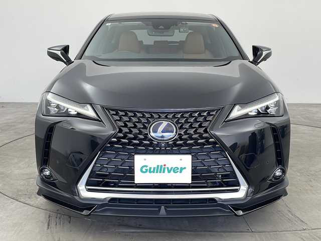 レクサス ＵＸ 250h バージョンC 兵庫県 2019(平31)年 5.6万km グラファイトブラックガラスフレーク ・Lexus Safety System ＋/・プリクラッシュセーフティ/・レーントレーシングアシスト/・オートマチックハイビーム/・アダプティブハイビーム/・ロードサインアシスト/・先行車発進告知/・ブラインドスポットモニター/・パノラミックビューモニター/・3眼LEDヘッドライト/・スマートエントリー/・ヘッドアップディスプレイ/・10.3インチワイドディスプレイ/・純正ナビ/CD/DVD/BT/Miracast/TV/・ビルトインETC2.0/・革シート/・前席シートヒーター/・前席パワーシート/・パワーバックドア/・TRDエアロ/・前後ドライブレコーダー/・純正17インチアルミホイール/・パーキングサポートブレーキ