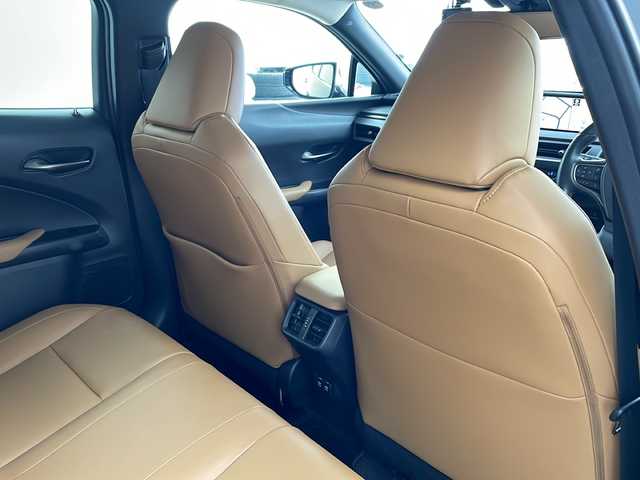 レクサス ＵＸ 250h バージョンC 兵庫県 2019(平31)年 5.6万km グラファイトブラックガラスフレーク ・Lexus Safety System ＋/・プリクラッシュセーフティ/・レーントレーシングアシスト/・オートマチックハイビーム/・アダプティブハイビーム/・ロードサインアシスト/・先行車発進告知/・ブラインドスポットモニター/・パノラミックビューモニター/・3眼LEDヘッドライト/・スマートエントリー/・ヘッドアップディスプレイ/・10.3インチワイドディスプレイ/・純正ナビ/CD/DVD/BT/Miracast/TV/・ビルトインETC2.0/・革シート/・前席シートヒーター/・前席パワーシート/・パワーバックドア/・TRDエアロ/・前後ドライブレコーダー/・純正17インチアルミホイール/・パーキングサポートブレーキ