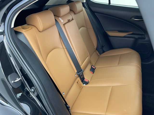 レクサス ＵＸ 250h バージョンC 兵庫県 2019(平31)年 5.6万km グラファイトブラックガラスフレーク ・Lexus Safety System ＋/・プリクラッシュセーフティ/・レーントレーシングアシスト/・オートマチックハイビーム/・アダプティブハイビーム/・ロードサインアシスト/・先行車発進告知/・ブラインドスポットモニター/・パノラミックビューモニター/・3眼LEDヘッドライト/・スマートエントリー/・ヘッドアップディスプレイ/・10.3インチワイドディスプレイ/・純正ナビ/CD/DVD/BT/Miracast/TV/・ビルトインETC2.0/・革シート/・前席シートヒーター/・前席パワーシート/・パワーバックドア/・TRDエアロ/・前後ドライブレコーダー/・純正17インチアルミホイール/・パーキングサポートブレーキ