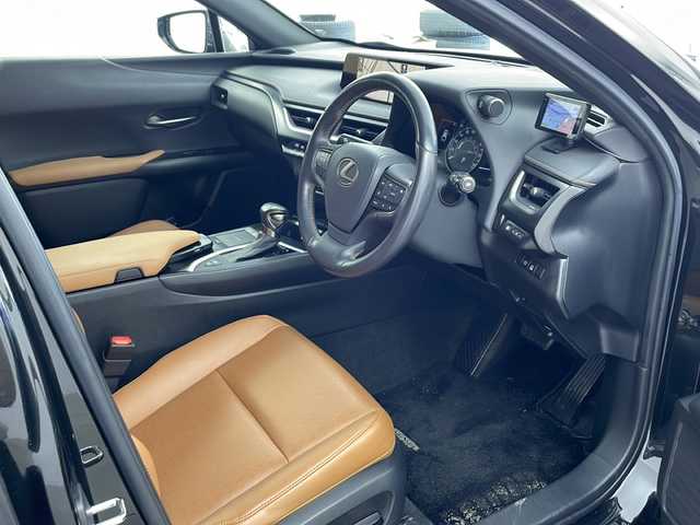 レクサス ＵＸ 250h バージョンC 兵庫県 2019(平31)年 5.6万km グラファイトブラックガラスフレーク ・Lexus Safety System ＋/・プリクラッシュセーフティ/・レーントレーシングアシスト/・オートマチックハイビーム/・アダプティブハイビーム/・ロードサインアシスト/・先行車発進告知/・ブラインドスポットモニター/・パノラミックビューモニター/・3眼LEDヘッドライト/・スマートエントリー/・ヘッドアップディスプレイ/・10.3インチワイドディスプレイ/・純正ナビ/CD/DVD/BT/Miracast/TV/・ビルトインETC2.0/・革シート/・前席シートヒーター/・前席パワーシート/・パワーバックドア/・TRDエアロ/・前後ドライブレコーダー/・純正17インチアルミホイール/・パーキングサポートブレーキ