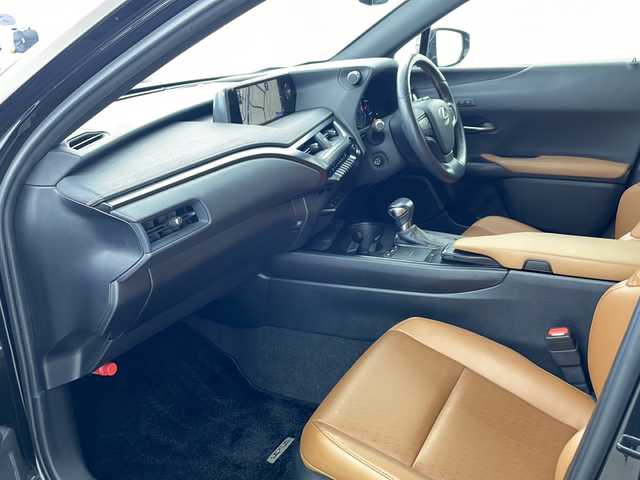 レクサス ＵＸ 250h バージョンC 兵庫県 2019(平31)年 5.6万km グラファイトブラックガラスフレーク ・Lexus Safety System ＋/・プリクラッシュセーフティ/・レーントレーシングアシスト/・オートマチックハイビーム/・アダプティブハイビーム/・ロードサインアシスト/・先行車発進告知/・ブラインドスポットモニター/・パノラミックビューモニター/・3眼LEDヘッドライト/・スマートエントリー/・ヘッドアップディスプレイ/・10.3インチワイドディスプレイ/・純正ナビ/CD/DVD/BT/Miracast/TV/・ビルトインETC2.0/・革シート/・前席シートヒーター/・前席パワーシート/・パワーバックドア/・TRDエアロ/・前後ドライブレコーダー/・純正17インチアルミホイール/・パーキングサポートブレーキ