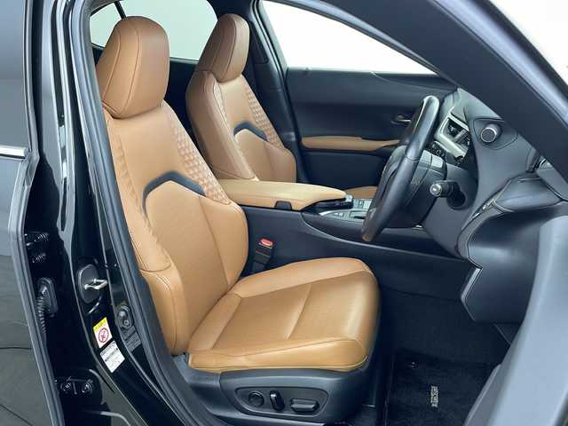 レクサス ＵＸ 250h バージョンC 兵庫県 2019(平31)年 5.6万km グラファイトブラックガラスフレーク ・Lexus Safety System ＋/・プリクラッシュセーフティ/・レーントレーシングアシスト/・オートマチックハイビーム/・アダプティブハイビーム/・ロードサインアシスト/・先行車発進告知/・ブラインドスポットモニター/・パノラミックビューモニター/・3眼LEDヘッドライト/・スマートエントリー/・ヘッドアップディスプレイ/・10.3インチワイドディスプレイ/・純正ナビ/CD/DVD/BT/Miracast/TV/・ビルトインETC2.0/・革シート/・前席シートヒーター/・前席パワーシート/・パワーバックドア/・TRDエアロ/・前後ドライブレコーダー/・純正17インチアルミホイール/・パーキングサポートブレーキ