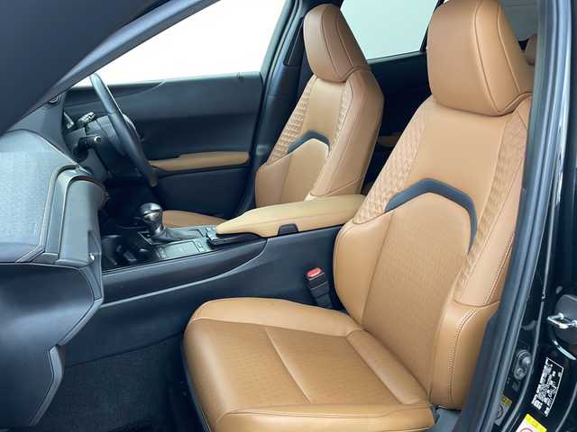レクサス ＵＸ 250h バージョンC 兵庫県 2019(平31)年 5.6万km グラファイトブラックガラスフレーク ・Lexus Safety System ＋/・プリクラッシュセーフティ/・レーントレーシングアシスト/・オートマチックハイビーム/・アダプティブハイビーム/・ロードサインアシスト/・先行車発進告知/・ブラインドスポットモニター/・パノラミックビューモニター/・3眼LEDヘッドライト/・スマートエントリー/・ヘッドアップディスプレイ/・10.3インチワイドディスプレイ/・純正ナビ/CD/DVD/BT/Miracast/TV/・ビルトインETC2.0/・革シート/・前席シートヒーター/・前席パワーシート/・パワーバックドア/・TRDエアロ/・前後ドライブレコーダー/・純正17インチアルミホイール/・パーキングサポートブレーキ