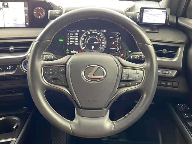 レクサス ＵＸ 250h バージョンC 兵庫県 2019(平31)年 5.6万km グラファイトブラックガラスフレーク ・Lexus Safety System ＋/・プリクラッシュセーフティ/・レーントレーシングアシスト/・オートマチックハイビーム/・アダプティブハイビーム/・ロードサインアシスト/・先行車発進告知/・ブラインドスポットモニター/・パノラミックビューモニター/・3眼LEDヘッドライト/・スマートエントリー/・ヘッドアップディスプレイ/・10.3インチワイドディスプレイ/・純正ナビ/CD/DVD/BT/Miracast/TV/・ビルトインETC2.0/・革シート/・前席シートヒーター/・前席パワーシート/・パワーバックドア/・TRDエアロ/・前後ドライブレコーダー/・純正17インチアルミホイール/・パーキングサポートブレーキ