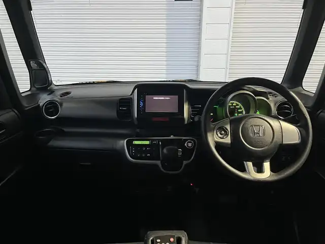 ホンダ Ｎ ＢＯＸ G SSパッケージ 高知県 2013(平25)年 9.7万km プレミアムホワイトパール 社外CD・DVDプレイヤー/バックカメラ/ETC/フルセグテレビ/プッシュスタート/スマートキー/スペアキー/アイドリングストップ/純正フロアマット/純正14インチアルミホイール/両側パワースライドドア/チップアップシート/ベンチシート/横滑り防止装置/盗難防止装置/保証書/記録簿/取扱説明書