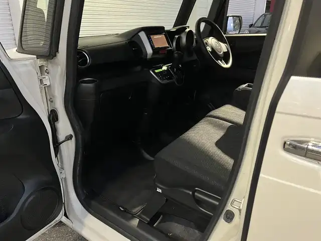 ホンダ Ｎ ＢＯＸ G SSパッケージ 高知県 2013(平25)年 9.7万km プレミアムホワイトパール 社外CD・DVDプレイヤー/バックカメラ/ETC/フルセグテレビ/プッシュスタート/スマートキー/スペアキー/アイドリングストップ/純正フロアマット/純正14インチアルミホイール/両側パワースライドドア/チップアップシート/ベンチシート/横滑り防止装置/盗難防止装置/保証書/記録簿/取扱説明書