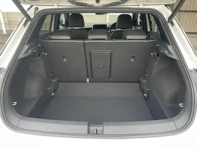 フォルクスワーゲン ＶＷ Ｔ－ロック TDI Rライン 愛知県 2023(令5)年 1.6万km ピュアホワイト /禁煙車//メーカーナビ//BT/AM/FM/Apple Car Play//バックカメラ//ビルトインETC2.0//iQ.DRIVE(Front Assist/Lane Assist/Side Assist/疲労検知システム/プロアクティブ・オキュパント・プロテクション/カーテンエアバッグ/W+サイドエアバッグ/オートハイビーム)//IQ.LIGHTライト//スペアスマートキー//前後方ドライブレコーダー//USB-C//ルーフレール//パワーシート//純正フロアマット//純正19インチアルミホイール//オートLEDヘッドライト//フォグランプ//ステアリングスイッチ//パドルシフト//AAC//おくだけ充電//シートヒーター//電動パーキングブレーキ//アクティブパーキングアシスト//オートホールドブレーキ//ブラインドスポットモニター//オートリトラウィンカーミラー//ヒーテッドドアミラー//リヤシーケンシャルウィンカー//クリアランスソナー//スペアタイヤ//ディーラー記録簿(R7.1)//保証書//取扱説明書