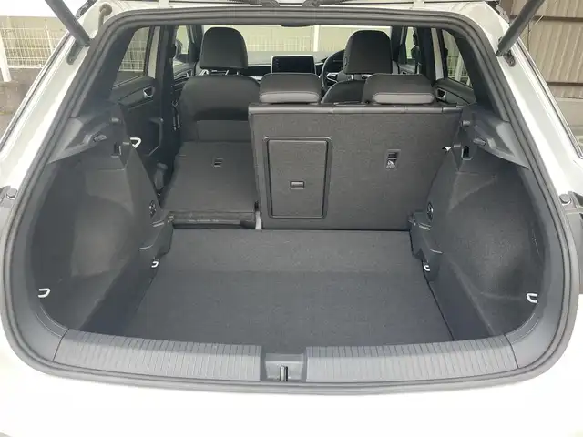 フォルクスワーゲン ＶＷ Ｔ－ロック TDI Rライン 愛知県 2023(令5)年 1.6万km ピュアホワイト /禁煙車//メーカーナビ//BT/AM/FM/Apple Car Play//バックカメラ//ビルトインETC2.0//iQ.DRIVE(Front Assist/Lane Assist/Side Assist/疲労検知システム/プロアクティブ・オキュパント・プロテクション/カーテンエアバッグ/W+サイドエアバッグ/オートハイビーム)//IQ.LIGHTライト//スペアスマートキー//前後方ドライブレコーダー//USB-C//ルーフレール//パワーシート//純正フロアマット//純正19インチアルミホイール//オートLEDヘッドライト//フォグランプ//ステアリングスイッチ//パドルシフト//AAC//おくだけ充電//シートヒーター//電動パーキングブレーキ//アクティブパーキングアシスト//オートホールドブレーキ//ブラインドスポットモニター//オートリトラウィンカーミラー//ヒーテッドドアミラー//リヤシーケンシャルウィンカー//クリアランスソナー//スペアタイヤ//ディーラー記録簿(R7.1)//保証書//取扱説明書