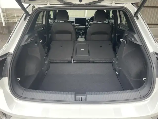 フォルクスワーゲン ＶＷ Ｔ－ロック TDI Rライン 愛知県 2023(令5)年 1.6万km ピュアホワイト /禁煙車//メーカーナビ//BT/AM/FM/Apple Car Play//バックカメラ//ビルトインETC2.0//iQ.DRIVE(Front Assist/Lane Assist/Side Assist/疲労検知システム/プロアクティブ・オキュパント・プロテクション/カーテンエアバッグ/W+サイドエアバッグ/オートハイビーム)//IQ.LIGHTライト//スペアスマートキー//前後方ドライブレコーダー//USB-C//ルーフレール//パワーシート//純正フロアマット//純正19インチアルミホイール//オートLEDヘッドライト//フォグランプ//ステアリングスイッチ//パドルシフト//AAC//おくだけ充電//シートヒーター//電動パーキングブレーキ//アクティブパーキングアシスト//オートホールドブレーキ//ブラインドスポットモニター//オートリトラウィンカーミラー//ヒーテッドドアミラー//リヤシーケンシャルウィンカー//クリアランスソナー//スペアタイヤ//ディーラー記録簿(R7.1)//保証書//取扱説明書