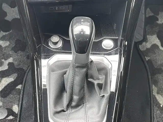 フォルクスワーゲン ＶＷ Ｔ－ロック TDI Rライン 愛知県 2023(令5)年 1.6万km ピュアホワイト /禁煙車//メーカーナビ//BT/AM/FM/Apple Car Play//バックカメラ//ビルトインETC2.0//iQ.DRIVE(Front Assist/Lane Assist/Side Assist/疲労検知システム/プロアクティブ・オキュパント・プロテクション/カーテンエアバッグ/W+サイドエアバッグ/オートハイビーム)//IQ.LIGHTライト//スペアスマートキー//前後方ドライブレコーダー//USB-C//ルーフレール//パワーシート//純正フロアマット//純正19インチアルミホイール//オートLEDヘッドライト//フォグランプ//ステアリングスイッチ//パドルシフト//AAC//おくだけ充電//シートヒーター//電動パーキングブレーキ//アクティブパーキングアシスト//オートホールドブレーキ//ブラインドスポットモニター//オートリトラウィンカーミラー//ヒーテッドドアミラー//リヤシーケンシャルウィンカー//クリアランスソナー//スペアタイヤ//ディーラー記録簿(R7.1)//保証書//取扱説明書