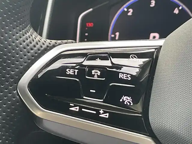 フォルクスワーゲン ＶＷ Ｔ－ロック TDI Rライン 愛知県 2023(令5)年 1.6万km ピュアホワイト /禁煙車//メーカーナビ//BT/AM/FM/Apple Car Play//バックカメラ//ビルトインETC2.0//iQ.DRIVE(Front Assist/Lane Assist/Side Assist/疲労検知システム/プロアクティブ・オキュパント・プロテクション/カーテンエアバッグ/W+サイドエアバッグ/オートハイビーム)//IQ.LIGHTライト//スペアスマートキー//前後方ドライブレコーダー//USB-C//ルーフレール//パワーシート//純正フロアマット//純正19インチアルミホイール//オートLEDヘッドライト//フォグランプ//ステアリングスイッチ//パドルシフト//AAC//おくだけ充電//シートヒーター//電動パーキングブレーキ//アクティブパーキングアシスト//オートホールドブレーキ//ブラインドスポットモニター//オートリトラウィンカーミラー//ヒーテッドドアミラー//リヤシーケンシャルウィンカー//クリアランスソナー//スペアタイヤ//ディーラー記録簿(R7.1)//保証書//取扱説明書