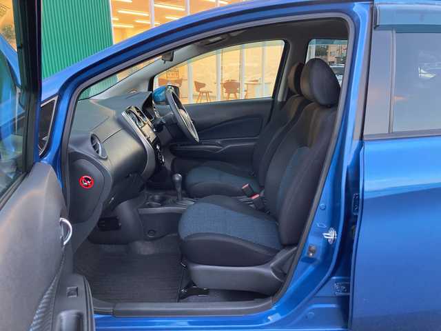 日産 ノート XVセレ +セーフ 愛媛県 2015(平27)年 8万km グレイッシュブルー 純正ナビ（MC314D-W)/・CD/DVD/ワンセグTV/MSV/Bluetooth/ETC/スマートキー/衝突軽減ブレーキ/車線逸脱警報/アイドリングストップ/ISOFIX/電動格納ミラー/・ウィンカーミラー/ドアバイザー/フロアマット