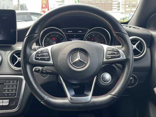 メルセデス・ベンツ ＣＬＡ１８０ スポーツ 福岡県 2017(平29)年 9.5万km カルサイトホワイト ワンオーナー/純正ナビ（Bluetooth）/フルセグTV（DVD・CD再生機能あり）/コーナーセンサー（前後）/社外カメラ（バック）/シートヒーター/パワーシート/パワーウィンドウ（全席）/パドルシフト/純正フロアマット/純正アルミホイール/ABS/横滑り防止装置/盗難防止装置/スペアキー/スマートキー/LEDオートライト/エアバッグ（運転席・助手席・サイド）/MTモード付AT/取扱説明書/保証書