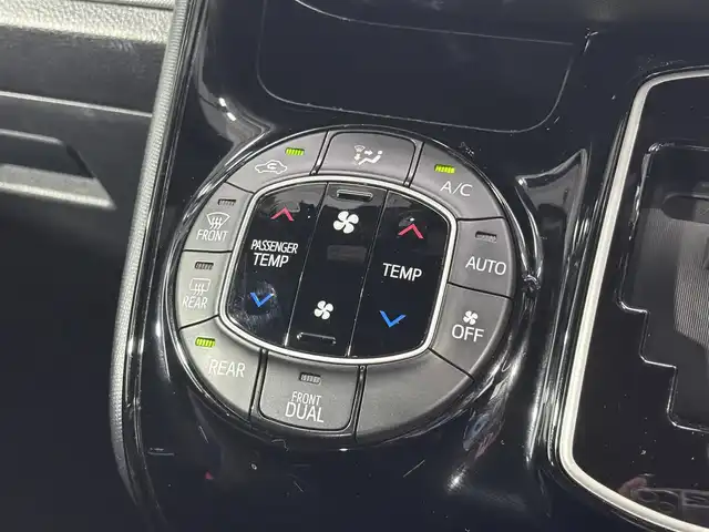 トヨタ ヴォクシー ZS 大阪府 2017(平29)年 6.7万km ホワイトパールクリスタルシャイン 純正9incナビTV バックカメラ シートヒーター クルーズコントロール 衝突軽減ブレーキ レーンアシスト オートハイビーム スマートキー プッシュスタート 両側パワースライドドア ドライブレコーダー ETC