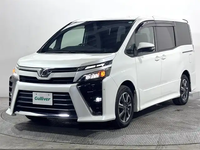 トヨタ ヴォクシー ZS 大阪府 2017(平29)年 6.7万km ホワイトパールクリスタルシャイン 純正9incナビTV バックカメラ シートヒーター クルーズコントロール 衝突軽減ブレーキ レーンアシスト オートハイビーム スマートキー プッシュスタート 両側パワースライドドア ドライブレコーダー ETC