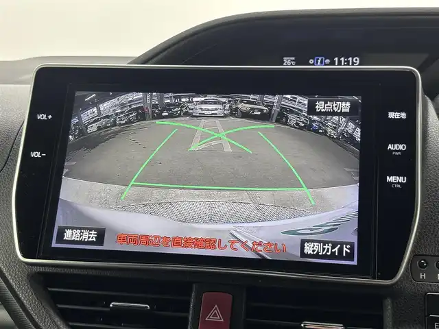 トヨタ ヴォクシー ZS 大阪府 2017(平29)年 6.7万km ホワイトパールクリスタルシャイン 純正9incナビTV バックカメラ シートヒーター クルーズコントロール 衝突軽減ブレーキ レーンアシスト オートハイビーム スマートキー プッシュスタート 両側パワースライドドア ドライブレコーダー ETC