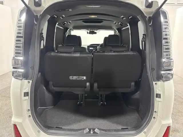 トヨタ ヴォクシー ZS 大阪府 2017(平29)年 6.7万km ホワイトパールクリスタルシャイン 純正9incナビTV バックカメラ シートヒーター クルーズコントロール 衝突軽減ブレーキ レーンアシスト オートハイビーム スマートキー プッシュスタート 両側パワースライドドア ドライブレコーダー ETC