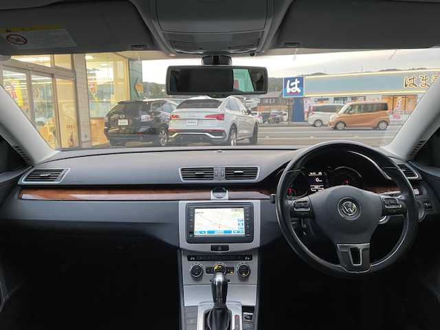 フォルクスワーゲン パサート ヴァリアント TSI ハイラインBM 茨城県 2013(平25)年 9.8万km ディープブラックパールエフェクト ワンオーナー/純正ナビ【AM/FM/CD/DVD/BT/フルセグ】/ルーフレール/バックカメラ/レザーシート/パワーシート/メモリシート/ETC/LEDライト/フォグライト/レーンチェンジアシストシステム/コーナーセンサー/横滑り防止装置/盗難防止装置/保証書/取扱説明書/スペアキー×1