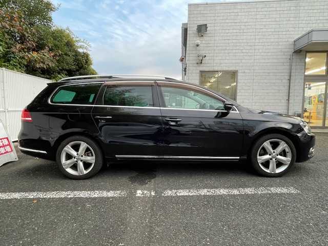 フォルクスワーゲン パサート ヴァリアント TSI ハイラインBM 茨城県 2013(平25)年 9.8万km ディープブラックパールエフェクト ワンオーナー/純正ナビ【AM/FM/CD/DVD/BT/フルセグ】/ルーフレール/バックカメラ/レザーシート/パワーシート/メモリシート/ETC/LEDライト/フォグライト/レーンチェンジアシストシステム/コーナーセンサー/横滑り防止装置/盗難防止装置/保証書/取扱説明書/スペアキー×1