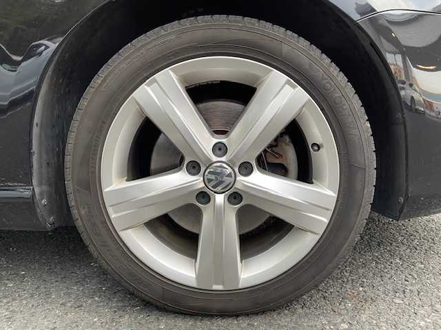 フォルクスワーゲン パサート ヴァリアント TSI ハイラインBM 茨城県 2013(平25)年 9.8万km ディープブラックパールエフェクト ワンオーナー/純正ナビ【AM/FM/CD/DVD/BT/フルセグ】/ルーフレール/バックカメラ/レザーシート/パワーシート/メモリシート/ETC/LEDライト/フォグライト/レーンチェンジアシストシステム/コーナーセンサー/横滑り防止装置/盗難防止装置/保証書/取扱説明書/スペアキー×1