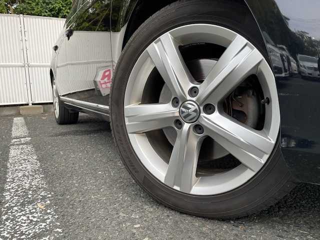 フォルクスワーゲン パサート ヴァリアント TSI ハイラインBM 茨城県 2013(平25)年 9.8万km ディープブラックパールエフェクト ワンオーナー/純正ナビ【AM/FM/CD/DVD/BT/フルセグ】/ルーフレール/バックカメラ/レザーシート/パワーシート/メモリシート/ETC/LEDライト/フォグライト/レーンチェンジアシストシステム/コーナーセンサー/横滑り防止装置/盗難防止装置/保証書/取扱説明書/スペアキー×1