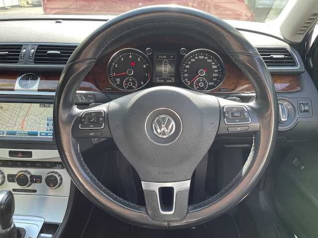 フォルクスワーゲン パサート ヴァリアント TSI ハイラインBM 茨城県 2013(平25)年 9.8万km ディープブラックパールエフェクト ワンオーナー/純正ナビ【AM/FM/CD/DVD/BT/フルセグ】/ルーフレール/バックカメラ/レザーシート/パワーシート/メモリシート/ETC/LEDライト/フォグライト/レーンチェンジアシストシステム/コーナーセンサー/横滑り防止装置/盗難防止装置/保証書/取扱説明書/スペアキー×1