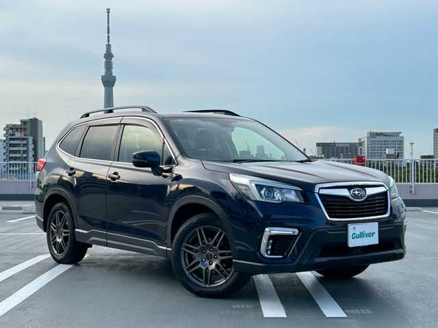 スバル フォレスター プレミアム 東京都 2018(平30)年 5.6万km ダークブルーパール ワンオーナー/４WD/サンルーフ/EyeSight(ver.3)/プリクラッシュブレーキ/ツーリングアシスト/車線中央維持・先行車追従操舵/車線逸脱抑制/AT誤発進抑制/車線逸脱抑制/ふらつき警報/先行車発進お知らせ/レーダクルーズコントロール/純正SDナビ/(CD/BT/DVD/メモリーミュージック/地デジTV)/バックカメラ・サイドビューカメラ/純正１８インチアルミ/パワーバックドア/ETC・シートヒーター/ルーフレール/X-MODE/スペアキー１本/保証書・取説