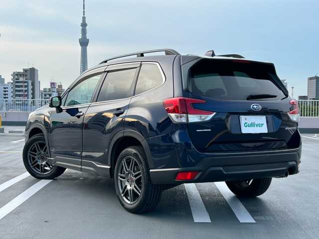スバル フォレスター プレミアム 東京都 2018(平30)年 5.6万km ダークブルーパール ワンオーナー/４WD/サンルーフ/EyeSight(ver.3)/プリクラッシュブレーキ/ツーリングアシスト/車線中央維持・先行車追従操舵/車線逸脱抑制/AT誤発進抑制/車線逸脱抑制/ふらつき警報/先行車発進お知らせ/レーダクルーズコントロール/純正SDナビ/(CD/BT/DVD/メモリーミュージック/地デジTV)/バックカメラ・サイドビューカメラ/純正１８インチアルミ/パワーバックドア/ETC・シートヒーター/ルーフレール/X-MODE/スペアキー１本/保証書・取説