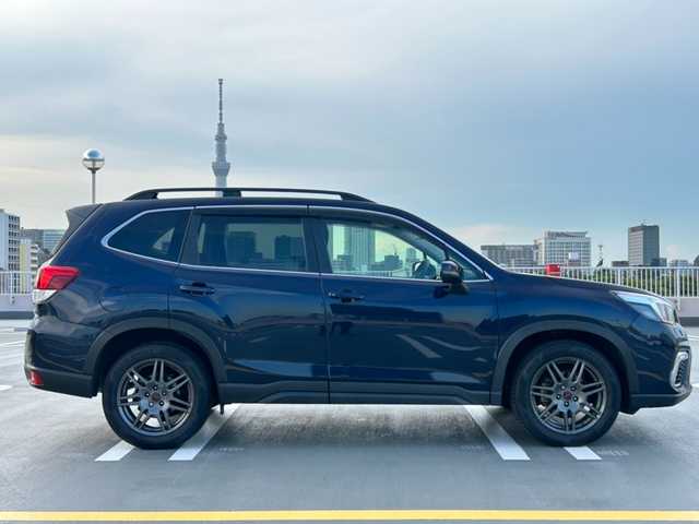 スバル フォレスター プレミアム 東京都 2018(平30)年 5.6万km ダークブルーパール ワンオーナー/４WD/サンルーフ/EyeSight(ver.3)/プリクラッシュブレーキ/ツーリングアシスト/車線中央維持・先行車追従操舵/車線逸脱抑制/AT誤発進抑制/車線逸脱抑制/ふらつき警報/先行車発進お知らせ/レーダクルーズコントロール/純正SDナビ/(CD/BT/DVD/メモリーミュージック/地デジTV)/バックカメラ・サイドビューカメラ/純正１８インチアルミ/パワーバックドア/ETC・シートヒーター/ルーフレール/X-MODE/スペアキー１本/保証書・取説