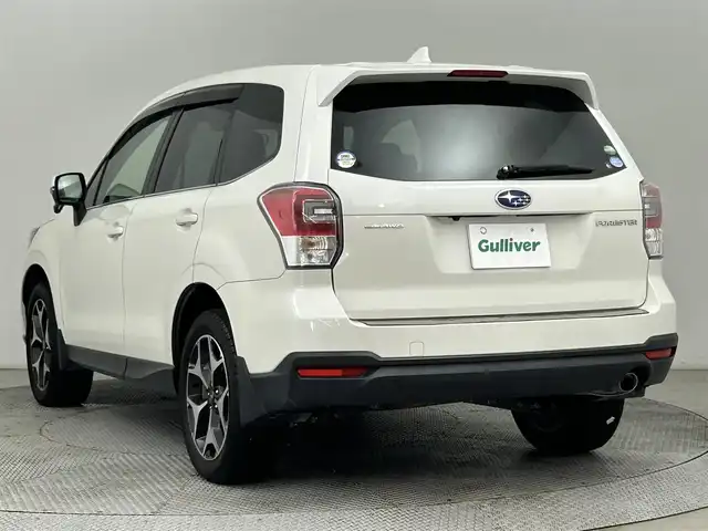 スバル フォレスター S－リミテッド 道央・札幌 2017(平29)年 5.6万km クリスタルホワイトP ・４WD/・純正SDナビゲーション（CN-LR720D）/　CD/DVD/SD/BT/フルセグ/・ビルトインETC/・純正ドライブレコーダー（前方録画）/・メモリーハイトパワーバックドア/・ブラインドスポットモニター/・レーダークルーズコントロール/・横滑り防止装置/・アイサイト/・レーンキープアシスト/・前席パワーシート/・ハーフレザーシート/・純正フロアマット/・全席シートヒーター/・LEDヘッドライト/・オートライト/・MTモード付AT/・パドルシフト/・ヒルディセントコントロール（X-MODE）/・ステアリング連動ヘッドランプ（SRH）/・スマートキー/・プッシュスタート/・純正AW18インチ＋夏タイヤ/・保証書あり/・取説あり/・ドアバイザー/・電動格納ウィンカーミラー/・ステアリングリモコン/・ラゲッジマット