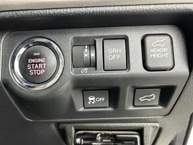 スバル フォレスター S－リミテッド 道央・札幌 2017(平29)年 5.6万km クリスタルホワイトP ・４WD/・純正SDナビゲーション（CN-LR720D）/　CD/DVD/SD/BT/フルセグ/・ビルトインETC/・純正ドライブレコーダー（前方録画）/・メモリーハイトパワーバックドア/・ブラインドスポットモニター/・レーダークルーズコントロール/・横滑り防止装置/・アイサイト/・レーンキープアシスト/・前席パワーシート/・ハーフレザーシート/・純正フロアマット/・全席シートヒーター/・LEDヘッドライト/・オートライト/・MTモード付AT/・パドルシフト/・ヒルディセントコントロール（X-MODE）/・ステアリング連動ヘッドランプ（SRH）/・スマートキー/・プッシュスタート/・純正AW18インチ＋夏タイヤ/・保証書あり/・取説あり/・ドアバイザー/・電動格納ウィンカーミラー/・ステアリングリモコン/・ラゲッジマット