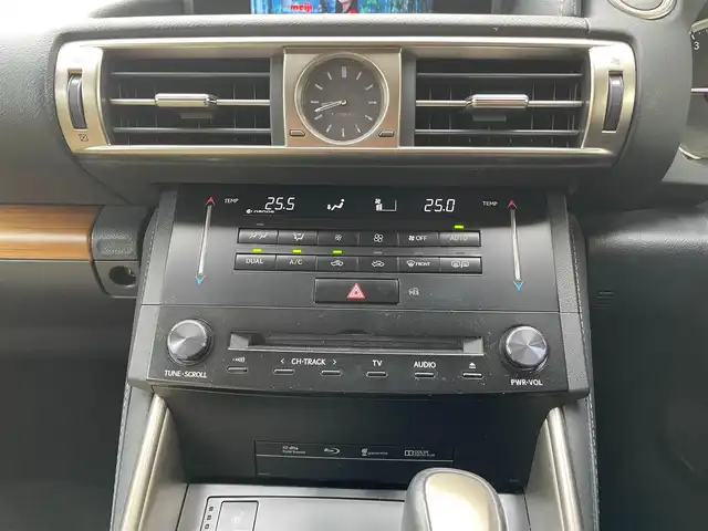 レクサス ＩＳ 350 バージョンL 富山県 2013(平25)年 8.7万km ホワイトパールクリスタルシャイン プリクラッシュセーフティシステム/純正SDナビ フルセグTV/CD DVD Blu-ray Bluetooth SD FMAM/バックカメラ/セミアニリン革シート/シートヒーター/エアシート/パワーシート（前席）/メモリーシート（D席）/レーダークルーズコントロール/革巻きステアリング/パドルシフト/ウィンカーミラー/ETC/スペアキー２個/（スマートキー カードキー）/保証書＆取扱説明書