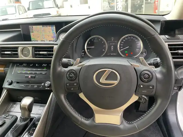 レクサス ＩＳ 350 バージョンL 富山県 2013(平25)年 8.7万km ホワイトパールクリスタルシャイン プリクラッシュセーフティシステム/純正SDナビ フルセグTV/CD DVD Blu-ray Bluetooth SD FMAM/バックカメラ/セミアニリン革シート/シートヒーター/エアシート/パワーシート（前席）/メモリーシート（D席）/レーダークルーズコントロール/革巻きステアリング/パドルシフト/ウィンカーミラー/ETC/スペアキー２個/（スマートキー カードキー）/保証書＆取扱説明書