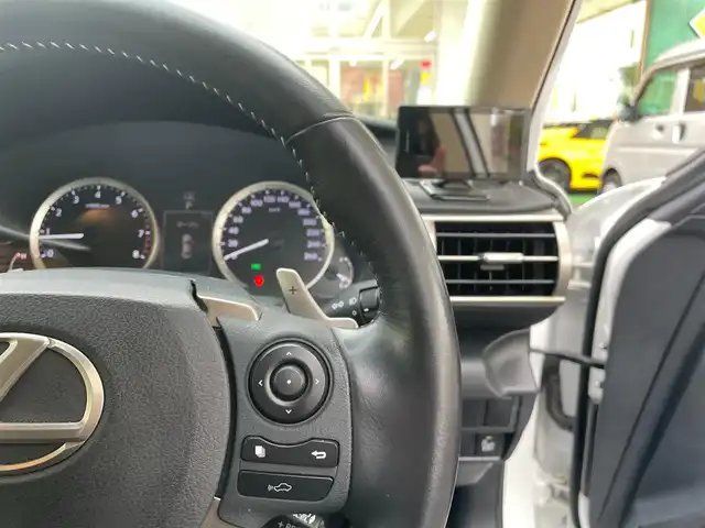 レクサス ＩＳ 350 バージョンL 富山県 2013(平25)年 8.7万km ホワイトパールクリスタルシャイン プリクラッシュセーフティシステム/純正SDナビ フルセグTV/CD DVD Blu-ray Bluetooth SD FMAM/バックカメラ/セミアニリン革シート/シートヒーター/エアシート/パワーシート（前席）/メモリーシート（D席）/レーダークルーズコントロール/革巻きステアリング/パドルシフト/ウィンカーミラー/ETC/スペアキー２個/（スマートキー カードキー）/保証書＆取扱説明書