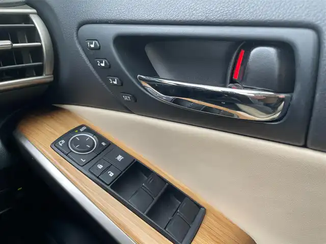 レクサス ＩＳ 350 バージョンL 富山県 2013(平25)年 8.7万km ホワイトパールクリスタルシャイン プリクラッシュセーフティシステム/純正SDナビ フルセグTV/CD DVD Blu-ray Bluetooth SD FMAM/バックカメラ/セミアニリン革シート/シートヒーター/エアシート/パワーシート（前席）/メモリーシート（D席）/レーダークルーズコントロール/革巻きステアリング/パドルシフト/ウィンカーミラー/ETC/スペアキー２個/（スマートキー カードキー）/保証書＆取扱説明書