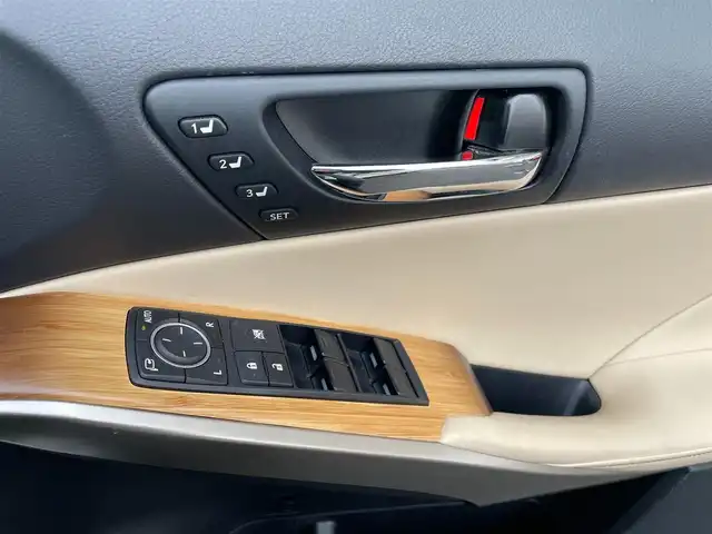 レクサス ＩＳ 350 バージョンL 富山県 2013(平25)年 8.7万km ホワイトパールクリスタルシャイン プリクラッシュセーフティシステム/純正SDナビ フルセグTV/CD DVD Blu-ray Bluetooth SD FMAM/バックカメラ/セミアニリン革シート/シートヒーター/エアシート/パワーシート（前席）/メモリーシート（D席）/レーダークルーズコントロール/革巻きステアリング/パドルシフト/ウィンカーミラー/ETC/スペアキー２個/（スマートキー カードキー）/保証書＆取扱説明書