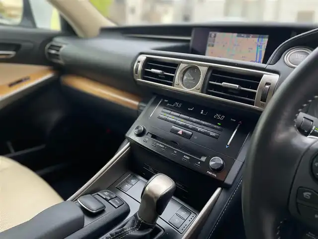 レクサス ＩＳ 350 バージョンL 富山県 2013(平25)年 8.7万km ホワイトパールクリスタルシャイン プリクラッシュセーフティシステム/純正SDナビ フルセグTV/CD DVD Blu-ray Bluetooth SD FMAM/バックカメラ/セミアニリン革シート/シートヒーター/エアシート/パワーシート（前席）/メモリーシート（D席）/レーダークルーズコントロール/革巻きステアリング/パドルシフト/ウィンカーミラー/ETC/スペアキー２個/（スマートキー カードキー）/保証書＆取扱説明書