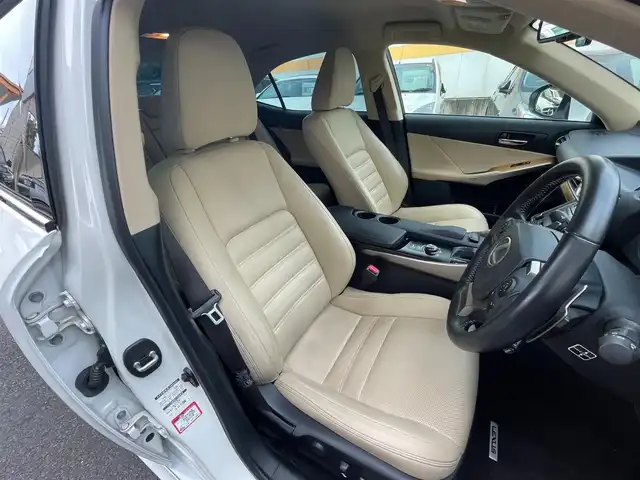 レクサス ＩＳ 350 バージョンL 富山県 2013(平25)年 8.7万km ホワイトパールクリスタルシャイン プリクラッシュセーフティシステム/純正SDナビ フルセグTV/CD DVD Blu-ray Bluetooth SD FMAM/バックカメラ/セミアニリン革シート/シートヒーター/エアシート/パワーシート（前席）/メモリーシート（D席）/レーダークルーズコントロール/革巻きステアリング/パドルシフト/ウィンカーミラー/ETC/スペアキー２個/（スマートキー カードキー）/保証書＆取扱説明書