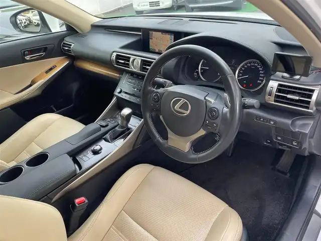 レクサス ＩＳ 350 バージョンL 富山県 2013(平25)年 8.7万km ホワイトパールクリスタルシャイン プリクラッシュセーフティシステム/純正SDナビ フルセグTV/CD DVD Blu-ray Bluetooth SD FMAM/バックカメラ/セミアニリン革シート/シートヒーター/エアシート/パワーシート（前席）/メモリーシート（D席）/レーダークルーズコントロール/革巻きステアリング/パドルシフト/ウィンカーミラー/ETC/スペアキー２個/（スマートキー カードキー）/保証書＆取扱説明書