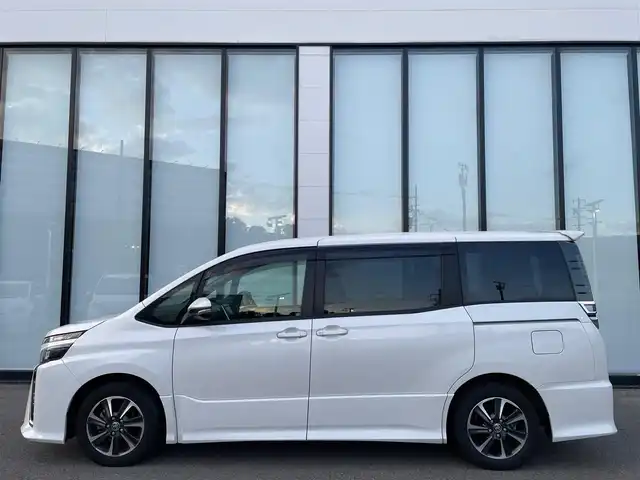 トヨタ ヴォクシー ZS 大阪府 2020(令2)年 3.4万km ホワイトパールクリスタルシャイン トヨタセーフティセンス/純正９インチナビ　/   フルセグTV/CD/DVD/Bluetooth　/バックモニター　　/パワースライドドア　/前後コーナーセンサー/前後ドライブレコーダー/オートマチックハイビーム/純正16インチアルミホイール/純正フロアマット/プッシュスタート　/スマートキー　/ビルトインＥＴＣ　/ＬＥＤヘッドライト